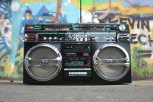 Poste Radio 80's Hip Hop sur fond de graffitis