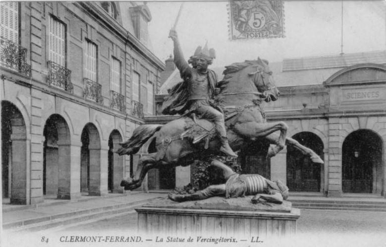 Vercingétorix, 1902. Un SDF de luxe dans la cour de l’actuel rectorat. CP - Coll. Louis/Françoise Saugues.