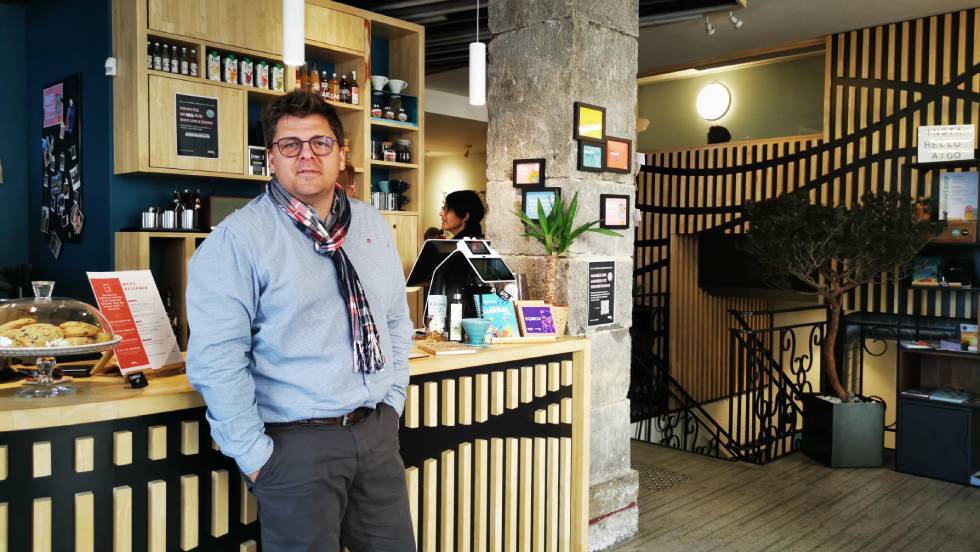 Raphaël Coubetergues devant le comptoir d’accueil dAIGOCafé / Photo S. PLanchon