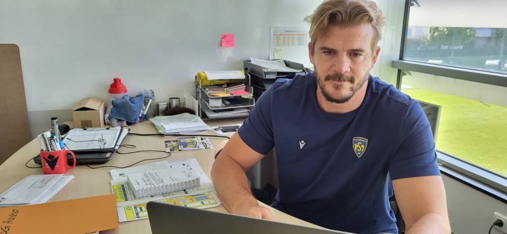 Aurélien Rougerie dans ses meubles / Photo Yves Meunier