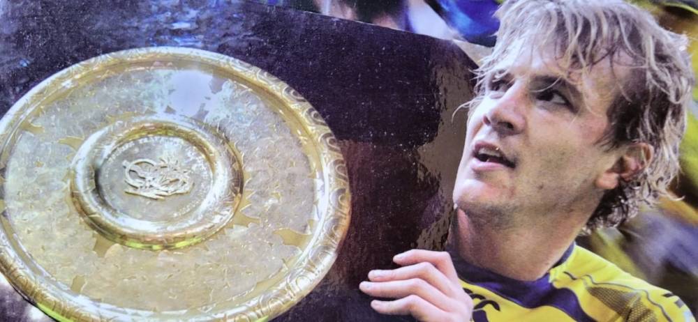 Aurélien Rougerie porte le Brennus / Photo éd. Revoir