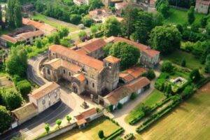 Vue aérienne de l'abbaye de Mozac / Photo Ville de Mozac