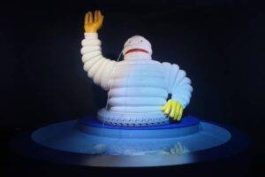 Le Bibendum de la piscine Michelin accueille les visiteurs de l'Aventure Michelin / Photo 7 Jours à Clermont