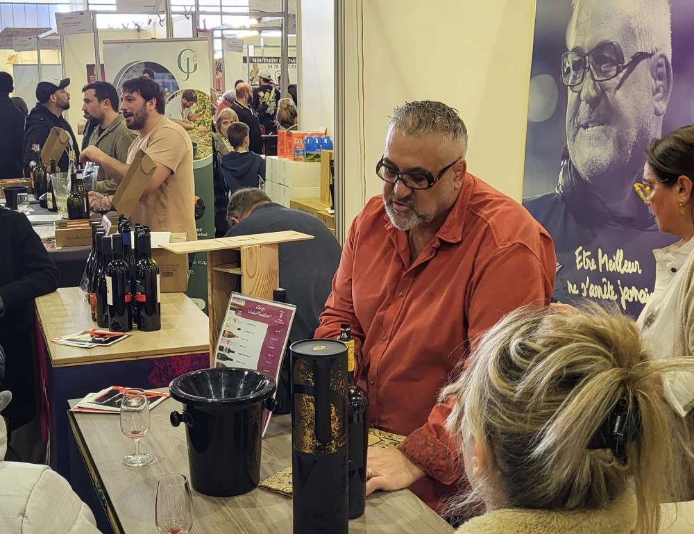 Christophe Urios sur son stand / Photo Yves Meunier