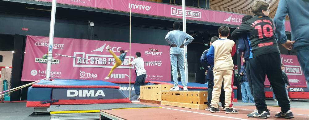 Enfants saut à la perche / Photo 7 Jours à Clermont
