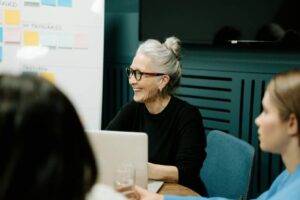 Femme sénior au travail Photo Cottonbro Pexels