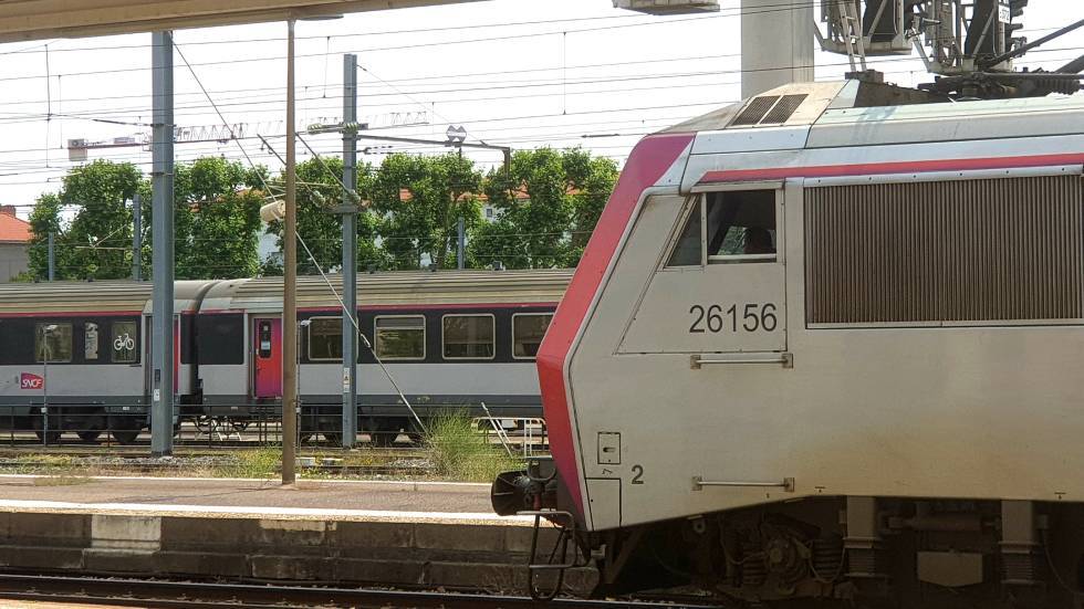 Une Sybic et une rame Intercités de la ligne Clermont-Paris / Photo 7 Jours à Clermont