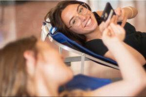 2 étudiantes après leur don de sang / Photo EFS - Thomas Gogny