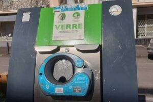 Colonne pour tri du verre / Photo 7 Jours à Clermont