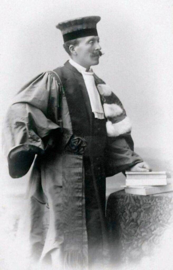Philippe Glangeaud (1866-1930), en « uniforme » professoral. DP