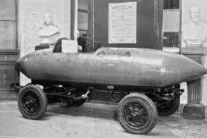 1932, La Jamais Contente à Paris, au siège du Touring club de France. © Agence Rol - BnF