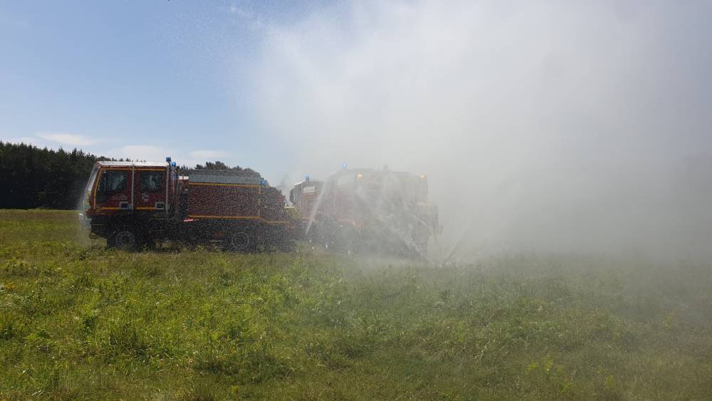 Écran d'eau autour de camions du SDIS 63 / Photo 7 Jours à Clermont