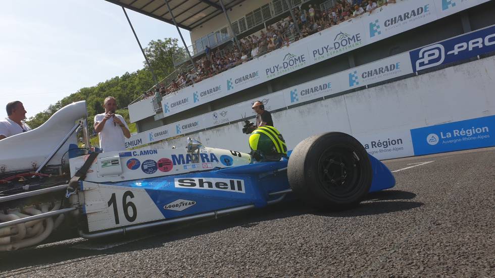Franck Montagny présente la MS 120 devant la tribune de Charade. Photo 7 Jours à Clermont