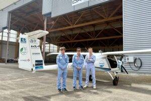 Pipistrel Velis Elektro recharge sur la borne NSE / Photo Vinci Airports