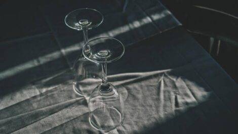 Table / Photo Antonio Cansino-Pixabay