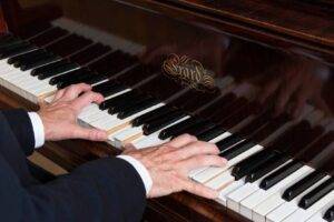 Joël Rigal sur piano Erard / Photo A. Girard
