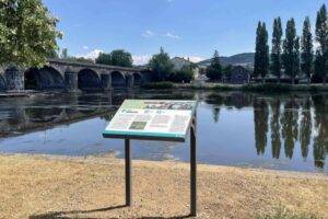 Bord d'Allier à Pont-du-Château, l'un des premiers panneaux touristique installé / Photo Clermont Auvergne Métropole