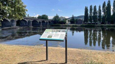 Bord d'Allier à Pont-du-Château, l'un des premiers panneaux touristique installé / Photo Clermont Auvergne Métropole
