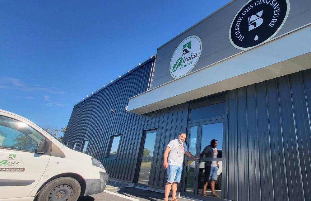 Devant son huilerie / Photo Yves Meunier