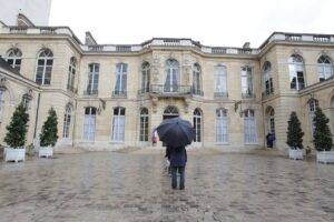 Grande cour de l'Hôtel Matignon Photo ScareCriterion12 Wikipédia sous Licence 4.0 Int
