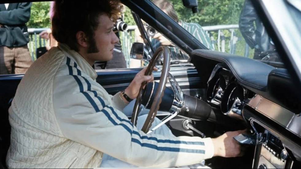 Johnny au volant de sa Mustang / Photo Tony Frank