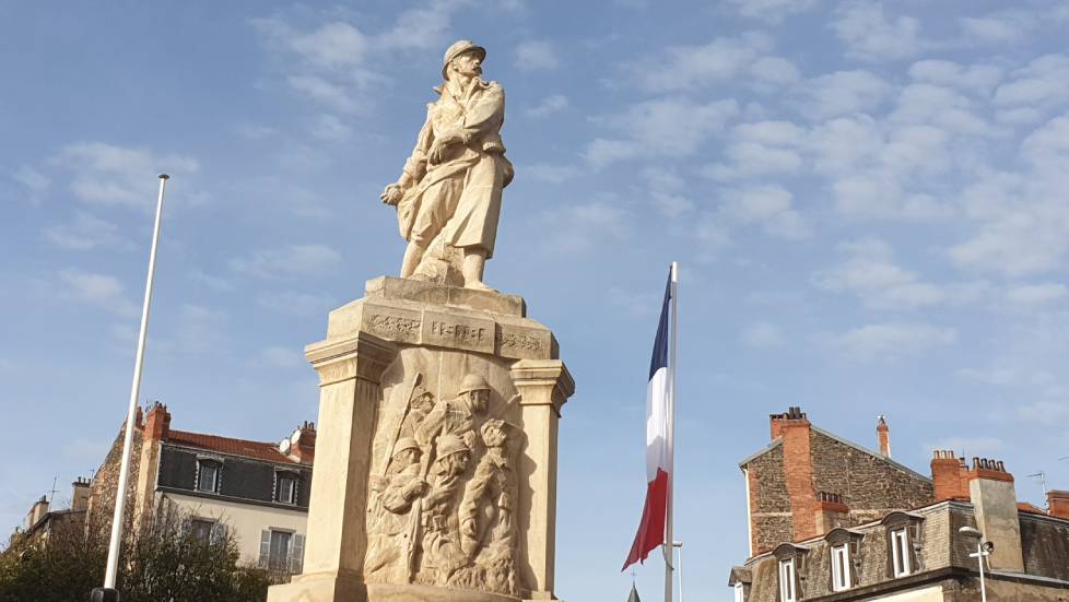 Monument aux morts, Place Salford Photo 7 jours à Clermont