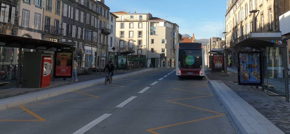 Bus Hess place Renoux Photo 7 jours à Clermont