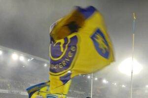 Drapeau Yellow Army sur fond de brouillard Photo Philippe Thivat
