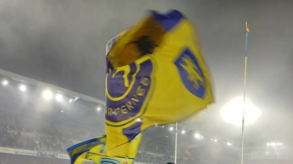 Drapeau Yellow Army sur fond de brouillard Photo Philippe Thivat