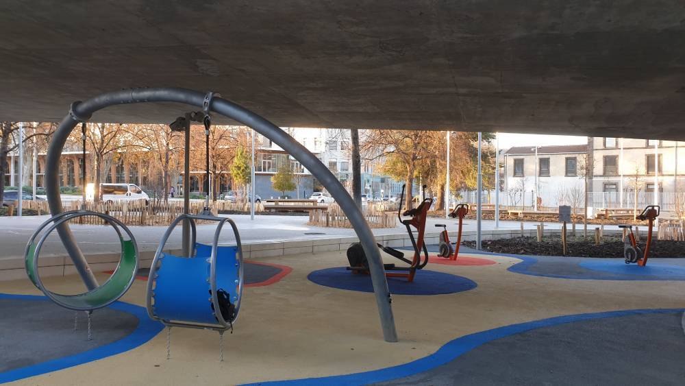 Place des carmes. Au fond, le siège de Michelin