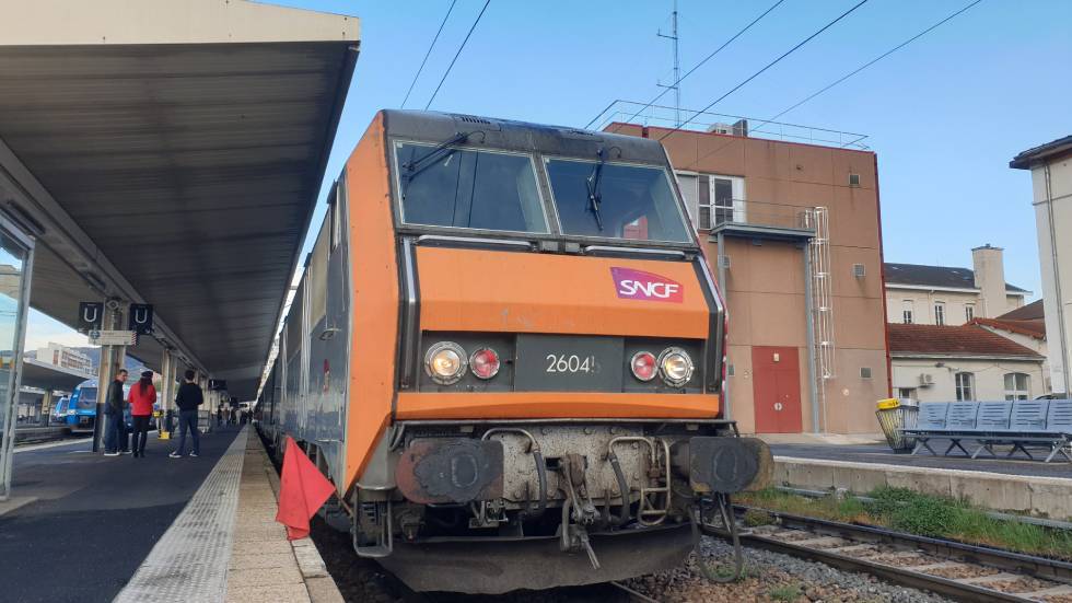 La motrice en tête du train de la colère en avril 2025 Photo 7 Jours à Clermont
