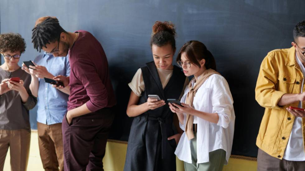 Lycéens avec téléphones portables Photo Fauxels Pexels