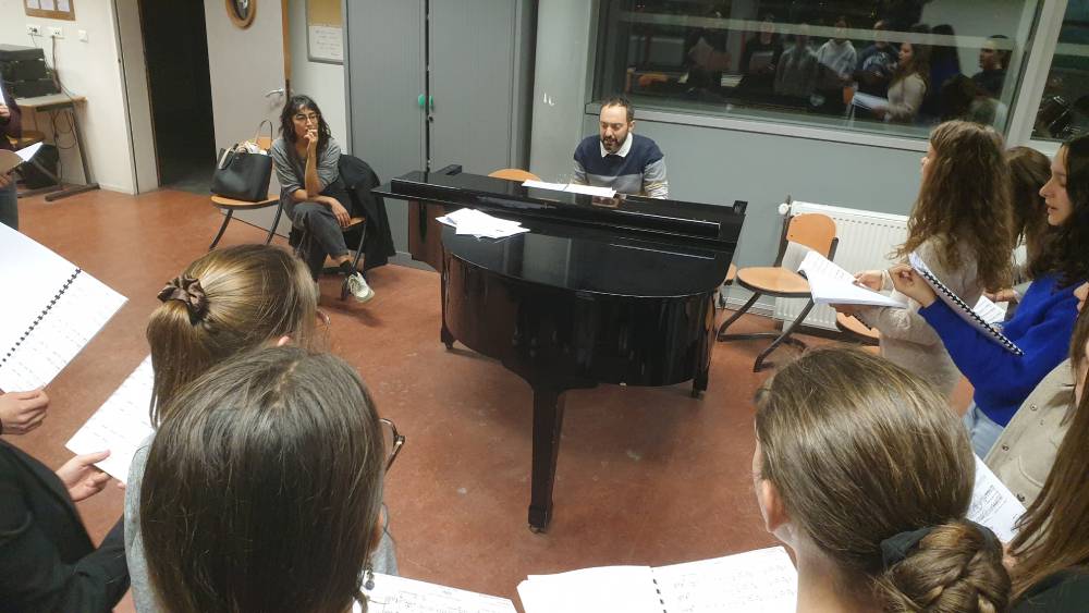 Noël De Surmont au piano, Angélique Zaini chanteuse comédienne intervenante JM France Photo 7 Jours à Clermont intervenante