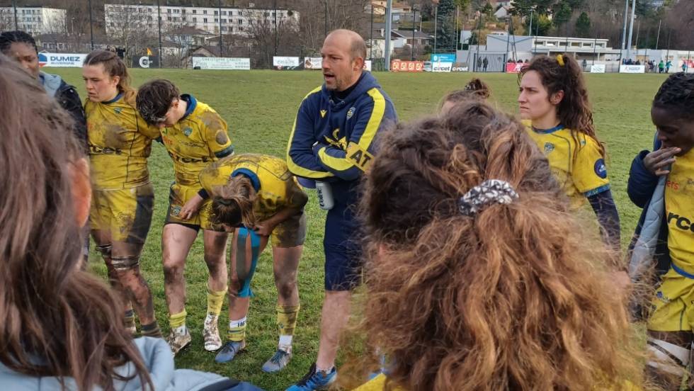 Vincent Fargeas et les filles de l'ASM à l'issue du match ASM Toulouse Photo Philippe Thivat